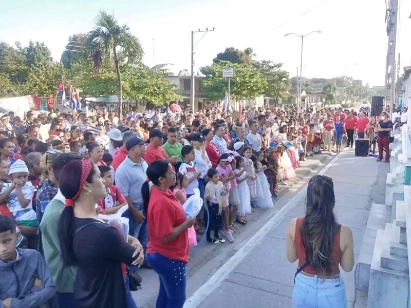 CUM de Media Luna en desfile homenaje a José Martí