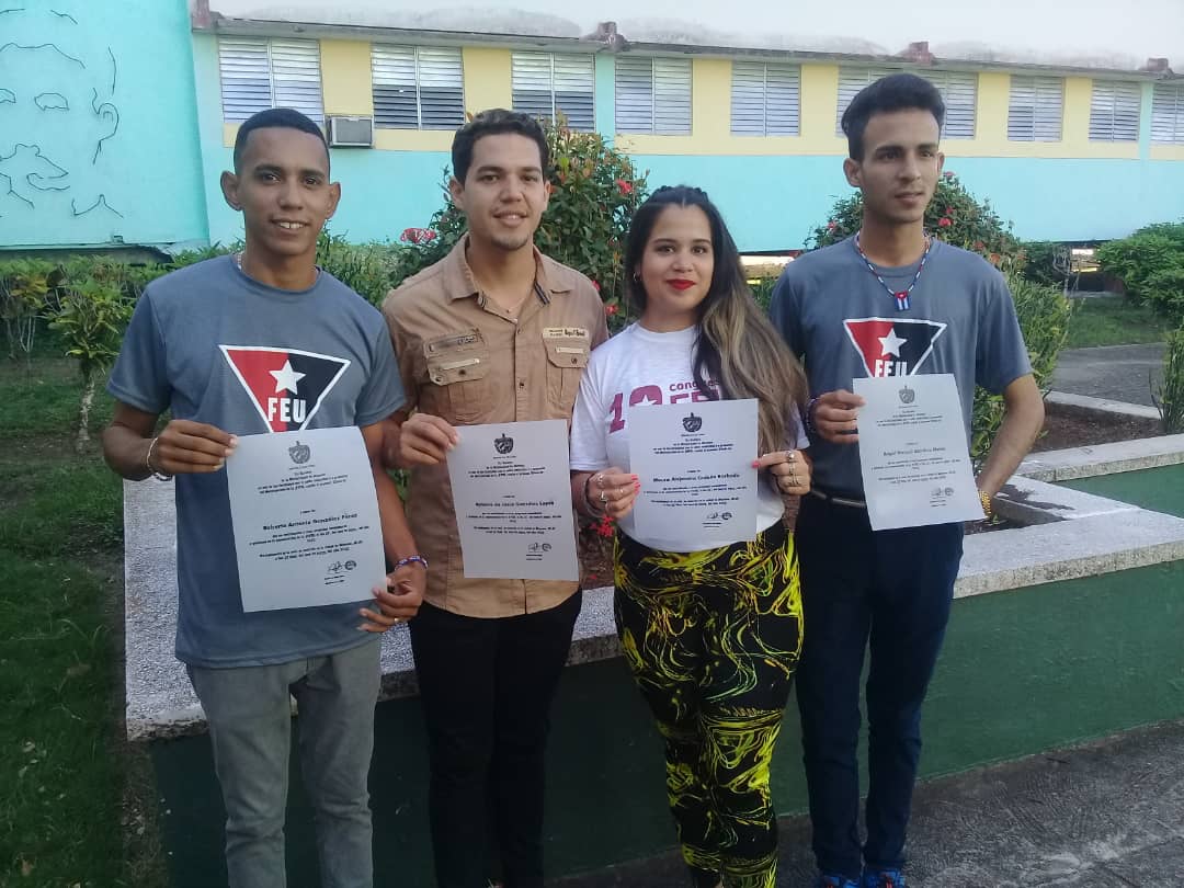 Merecido premio a jóvenes universitarios