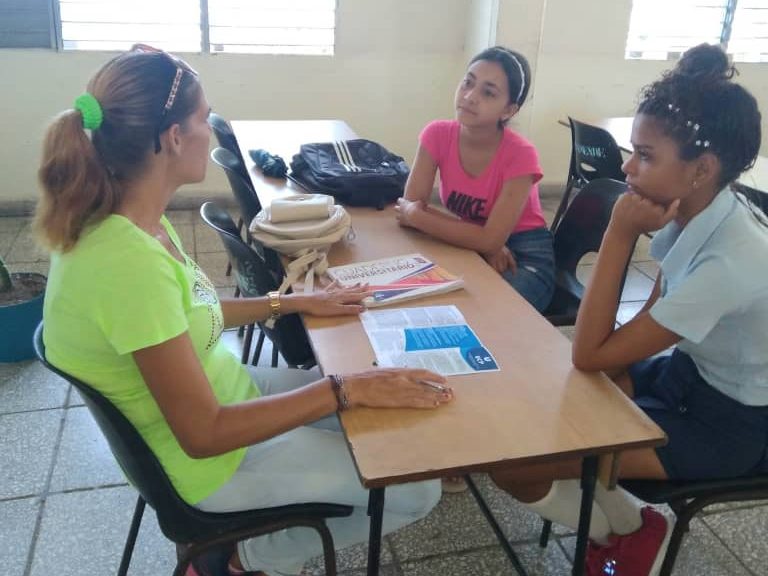 Coordinadora de la Educación Especial en CUM Media Luna intercambia con estudiantes del Colegio Universitario