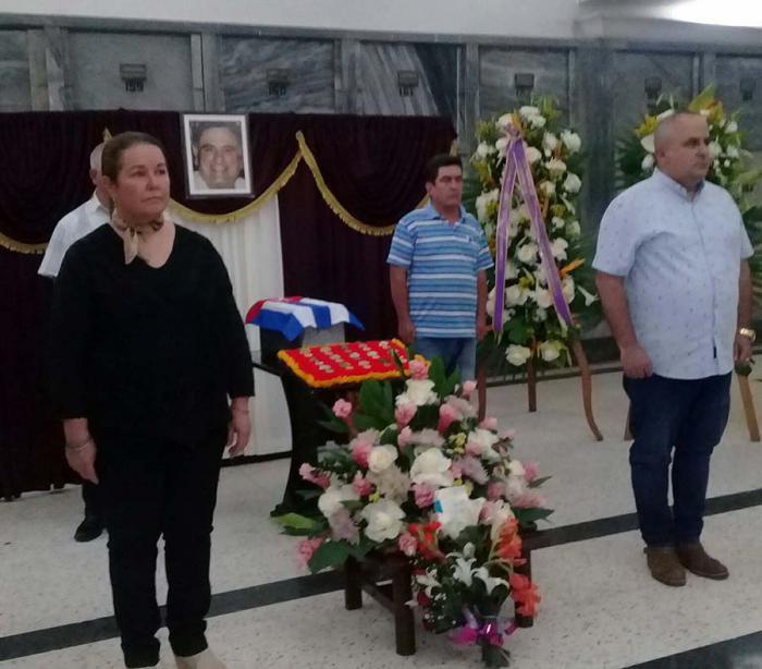 Ofrendas de Raúl y Díaz-Canel en homenaje a Raúl Curbelo Morales