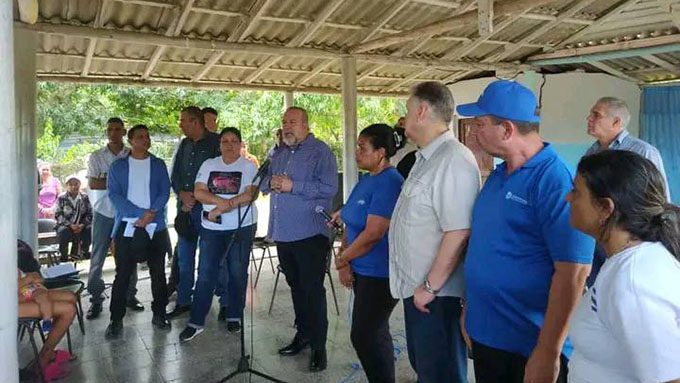 Intercambió Primer Ministro con damnificados en Manzanillo