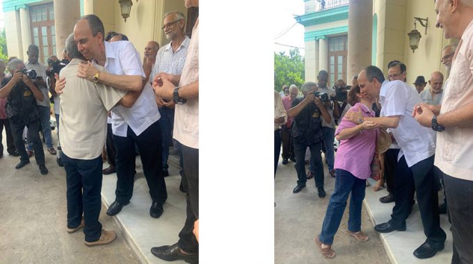 Reciben periodistas moneda conmemorativa 60 aniversario de la UPEC