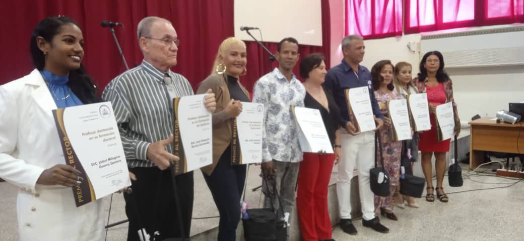 Enaltece la Universidad de Granma los méritos de sus trabajadores