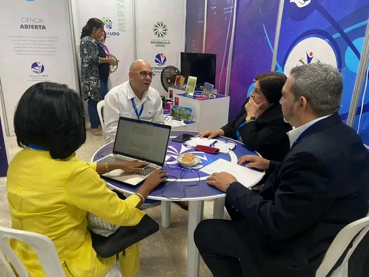 Directivos del Ministerio de Educación Superior visitan el stand de la UDG