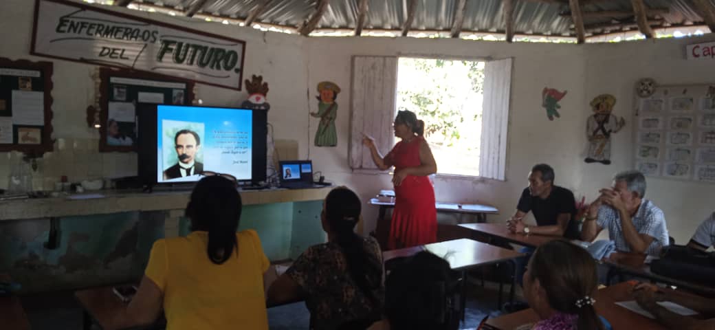 Profesores del CUM Campechuela imparten conferencias y talleres a docentes de educación