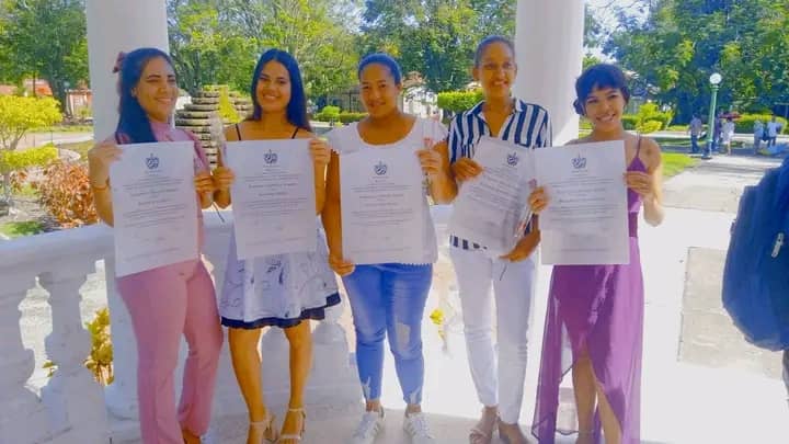 El Director del CUM de Media Luna felicita a los trabajadores del centro por la excelente organización del acto de graduación 2024
