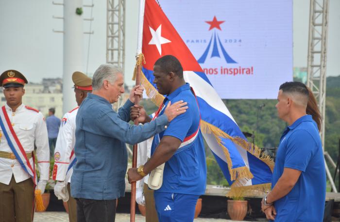 El orgullo patrio y la bandera en el pecho de sus hijos