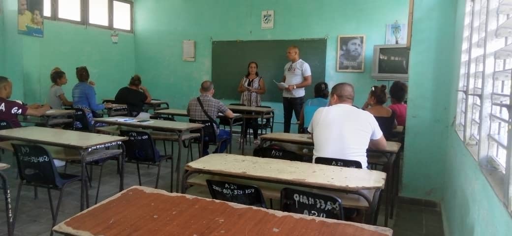 Sostienen directivos del CUM Yara intercambio con estudiantes que culminan sus estudios en este curso 2024-2025