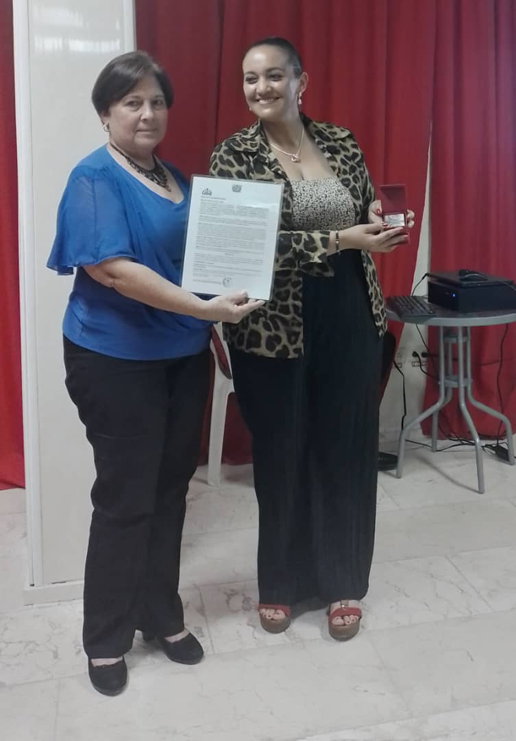 Entrega de Sello 45 Aniversario de la Universidad de Granma a Directora de Academia MotivarTe Consultores de Chile