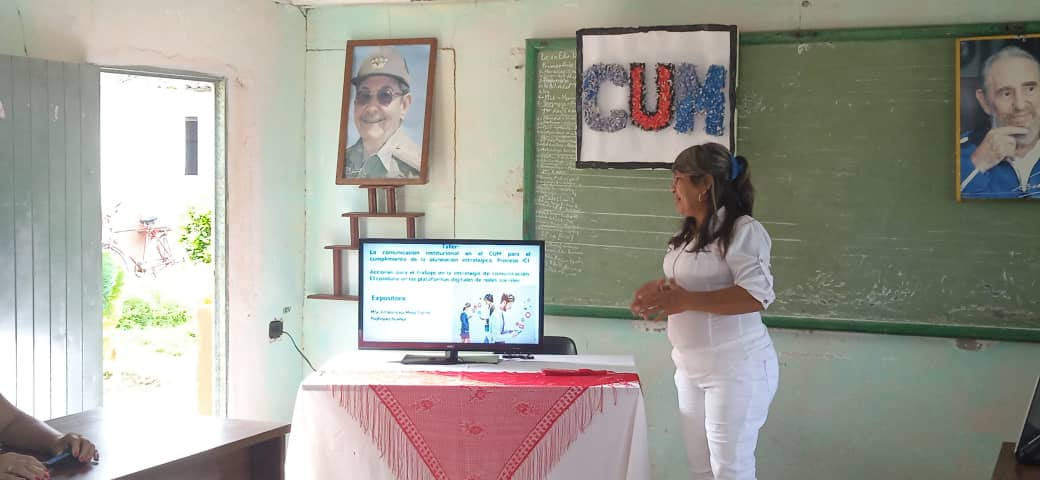 Comunicadora Institucional imparte taller en el CUM de Campechuela